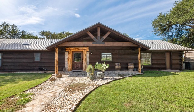 Guadalupe Bluff Log Cabin - Hot tub - Guadalupe River View