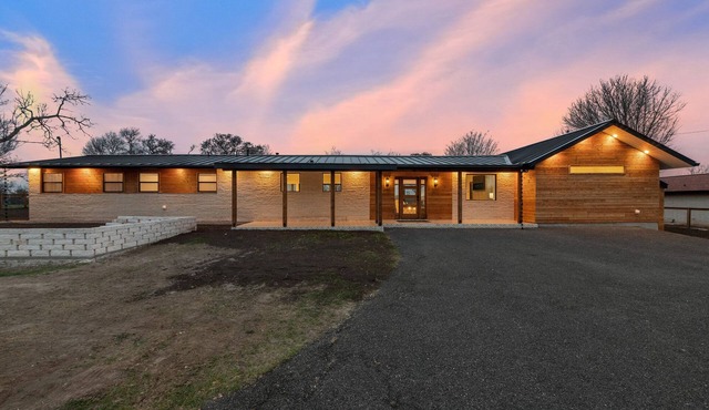 Guadalupe Bluff Modern House - Hot tub, view of Guadalupe, River!
