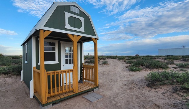 Guadalupe Mnt view Cabin with Power, AC, Minifridge, Coffee pot and Microwave.