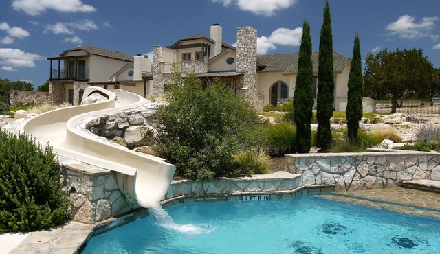 Guadalupe River 2 Bed/2 Bath Condo Resort ~Pools ~Slides