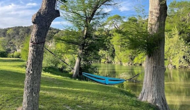 Guadalupe River Front 5 bedroom, 3 baths. Float, Fish, & Shuffle Board