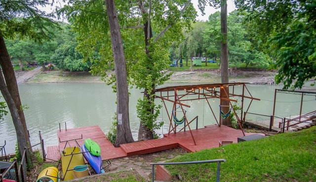 Guadalupe River Retreat with Kayaks, Ping Pong & Foosball!