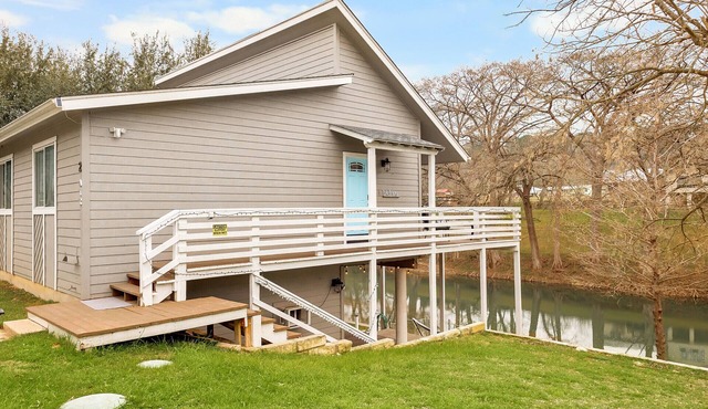 Guadalupe Riverfront 4BR w/Deck Firepit Views