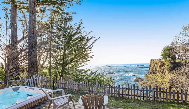 Gualala cottage with private hot tub & ocean views near the bluffs
