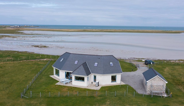 GUALAN SANDS, pet friendly, luxury holiday cottage in Iochdar