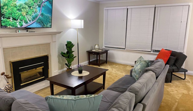 Guelph Hidden Gem: Spacious 3BR Garden Cottage