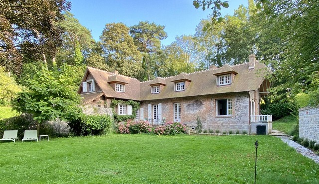 GUERIBEL, in a green setting, close to the sea