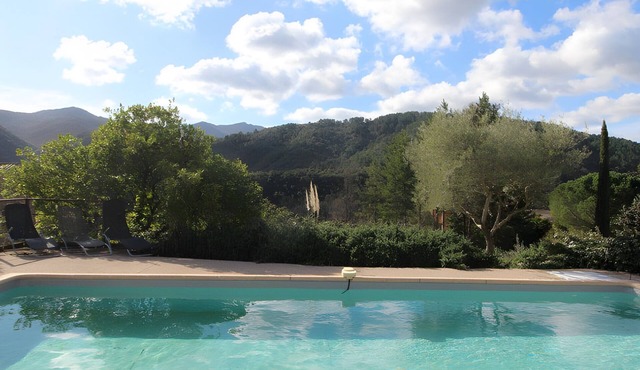 Guest Room Mondon le Haut “Ground Floor Room” with Shared Pool, Terrace & Wi-Fi