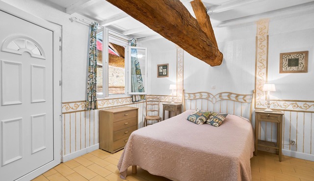 Guest Rooms 'Le Pré Fleuri 1' with Shared Pool, Shared Terrace and Wi-Fi