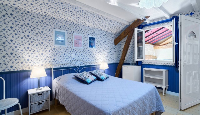 Guest Rooms 'Le Pré Fleuri 5' with Shared Pool, Communal Terrace and Wi-Fi