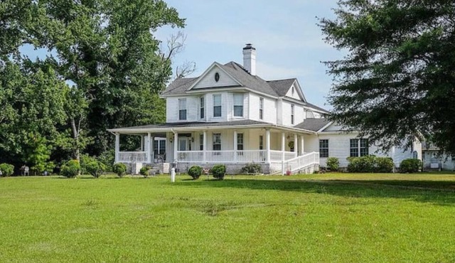 Guest apartment at Historic home on 30 acres only minutes from Lake Gaston