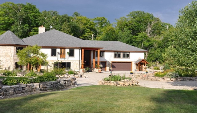 Guest bedroom in Quarry House