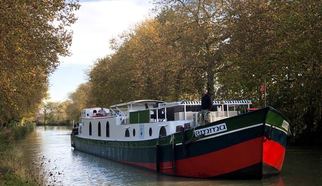 Guest cabin in a real luxury barge