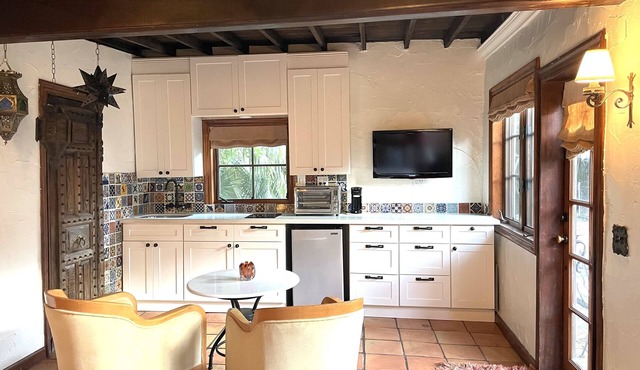 Guest Casita in Coconut Grove, Miami a block from Bay, Charming Spanish Style!