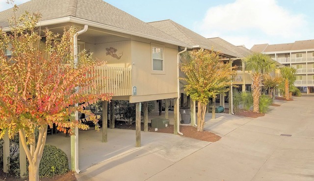 Guest Cottage 77-G: 2 BR, 2 BA Cottage in Myrtle Beach, Sleeps 7