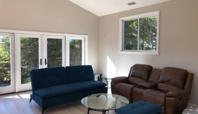 Guest cottage by Mills Canyon nature preserve in Burlingame.