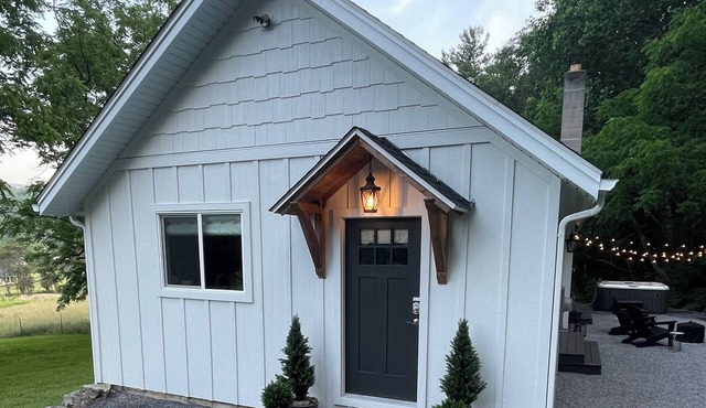 Guest cottage on farmette in mountains with hot tub
