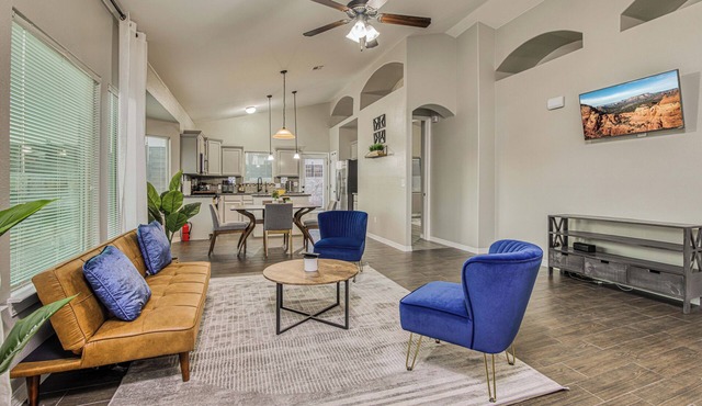 Guest favorite 4 Bedroom 1500 sqft Home Near New Shopping Centers & Restaurants