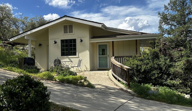 "Guest Favorite" Cottage near Sequoia, Private EV charger, Fireplace, Ammenities