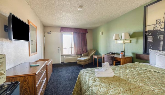 Guest Favorite Deluxe King Bed Retro Room Near Mojave Desert