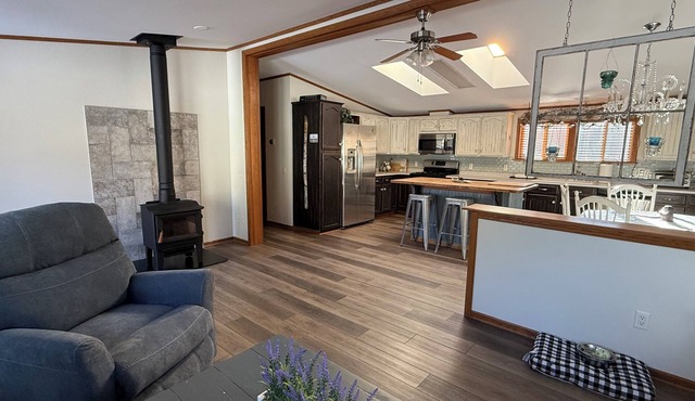Guest favorite . pet friendly house,fast Wi-Fi,5min to Castle Rock Lake. Relax