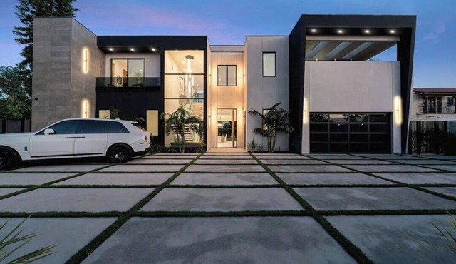 Guest Favorite- Very Spacious & Private Hi-Tech Modern Villa W/pool & more