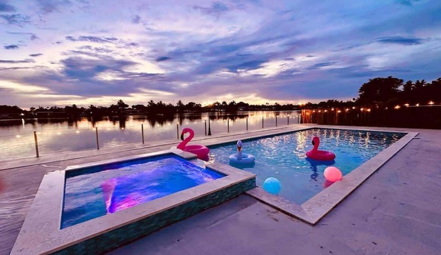 [Guest Favourite] World Cup Lakefront Hub | Sleeps 14 | Heated Pool