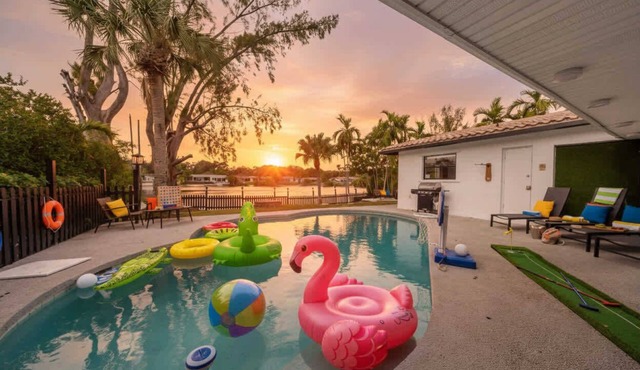 [Guest Favourite] World Cup Lakefront Hub | 5BR | Heated Pool & Fire Table