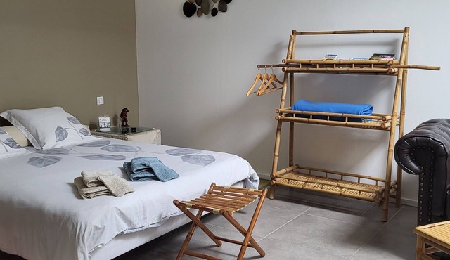 Guest Room 'Chez Jacques - Zen' with Private Terrace, Wi-Fi and Air Conditioning