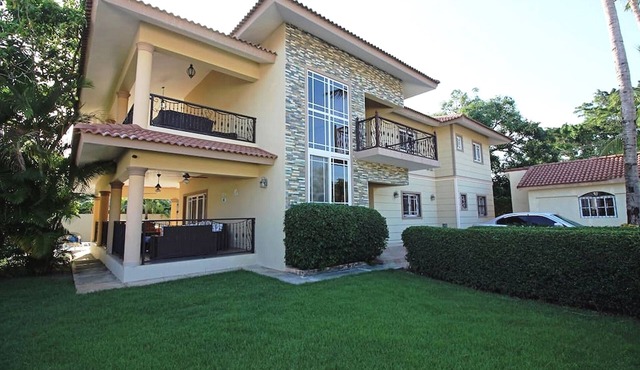 Guest-friendly 8BD villa in central Sosua, with pool, cable TV, fast internet!