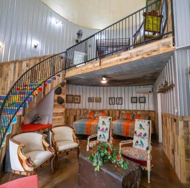 Guest Grain Bin Foghorn Leghorn sleeps 8