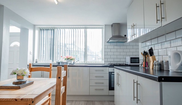 Guest Homes | Beautiful 5 bed in Bradford