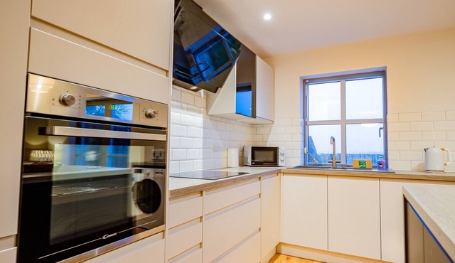 Guest Homes | Stylish 3 Bedroom Modern Home