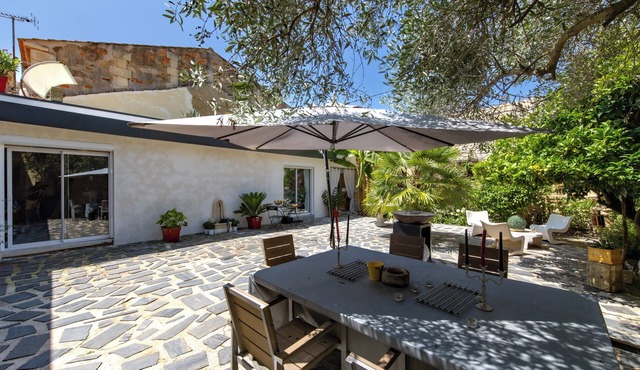 Guest House 'Le Patio Du Port' with Private Terrace, Wi-Fi and Air Conditioning