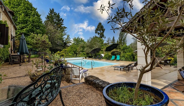 Guest House 'Chambre D'hôtes Iris' with Shared Pool, Shared Terrace and Wi-Fi