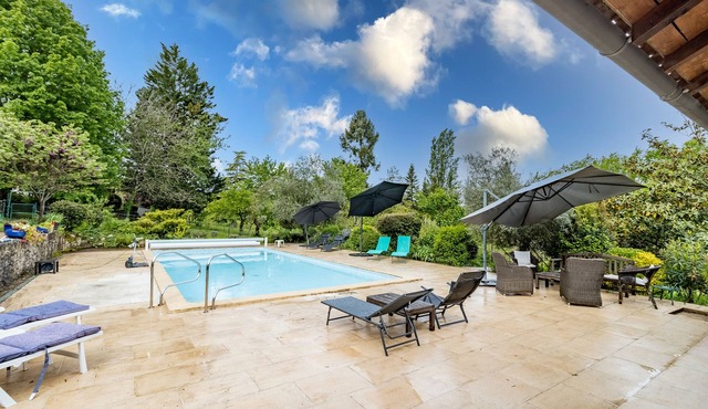 Guest House 'Chambre D'hôtes Coquelicot' with Shared Pool, Shared Terrace and Wi-Fi