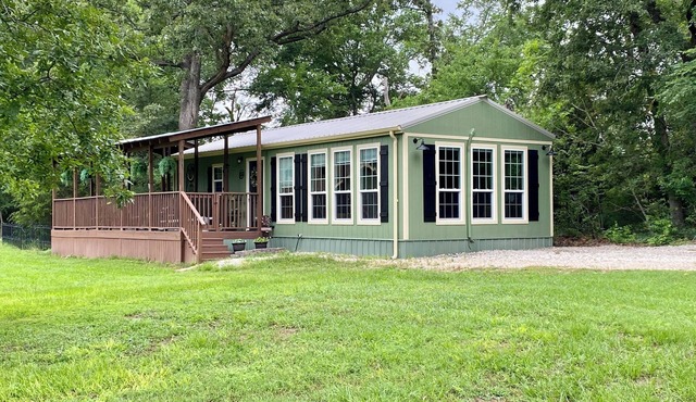 Guest house 10 min from Canton. Full kitchen. Spa. Fire pit. High Speed WiFi.