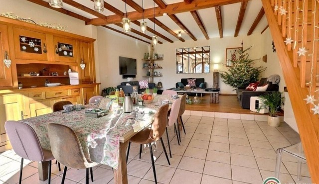 Guest house and table in Ardèche