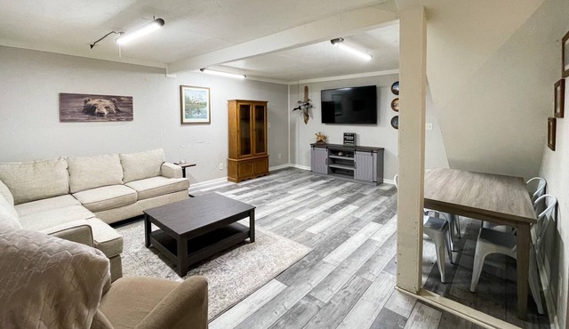 Guest house and spacious shop located between Discovery Park and Reelfoot Lake