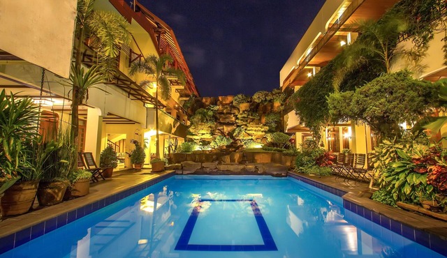 Guest House Asri dengan view kolam renang dan taman