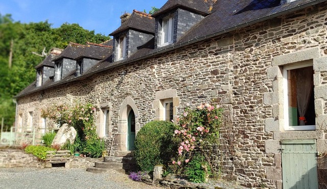 Guest House 'Chambre Triple Chez Alex Et Michel' with Shared Terrace, Shared Garden and Wi-Fi