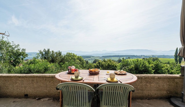 Guest House 'Chambre Verte' with Mountain View, Private Terrace and Shared Garden