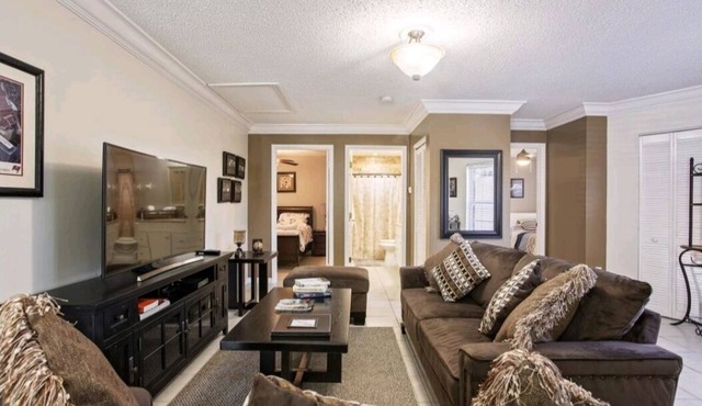 Guest house close to everything 2B1B access 24/7