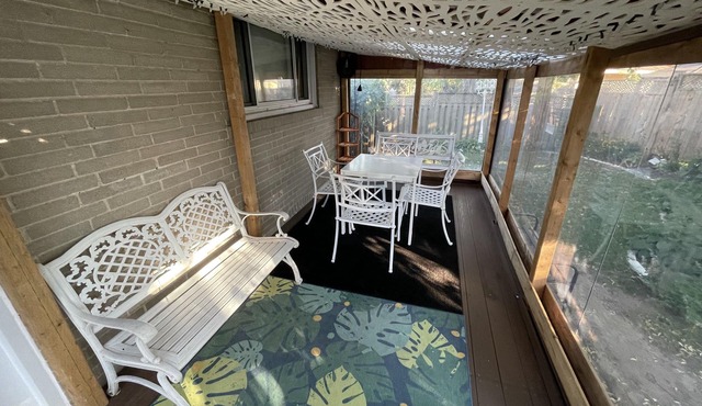 Guest house+entire main floor+4rooms+5beds+2washroom+free parking+near amenities