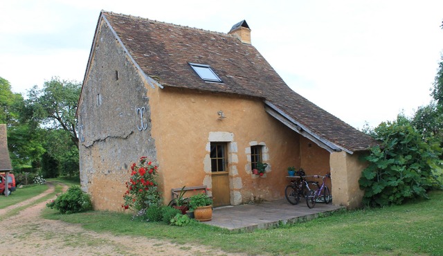 Guest house in character village of Asnières sur vègre (near Solesmes)