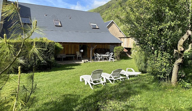 Guest House 'Chambre 3' with Shared Terrace, Private Garden and Wi-Fi