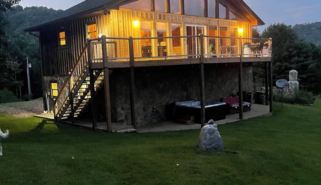 Guest house~ HOT TUB ~Breathtaking mountain views near Hatley Point