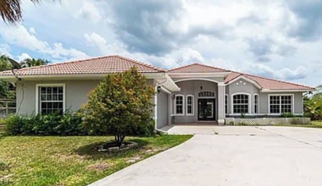 Guest house in Everglades estates by the water