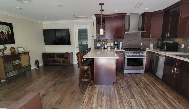 Guest House In Prime Area!