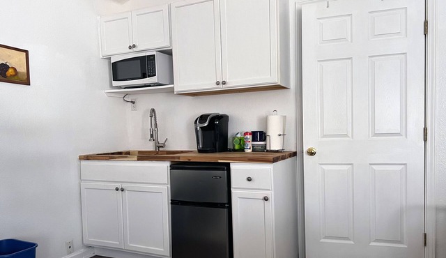 Guest house in Quiet Neighborhood convenient to shopping, restaurants, downtown.